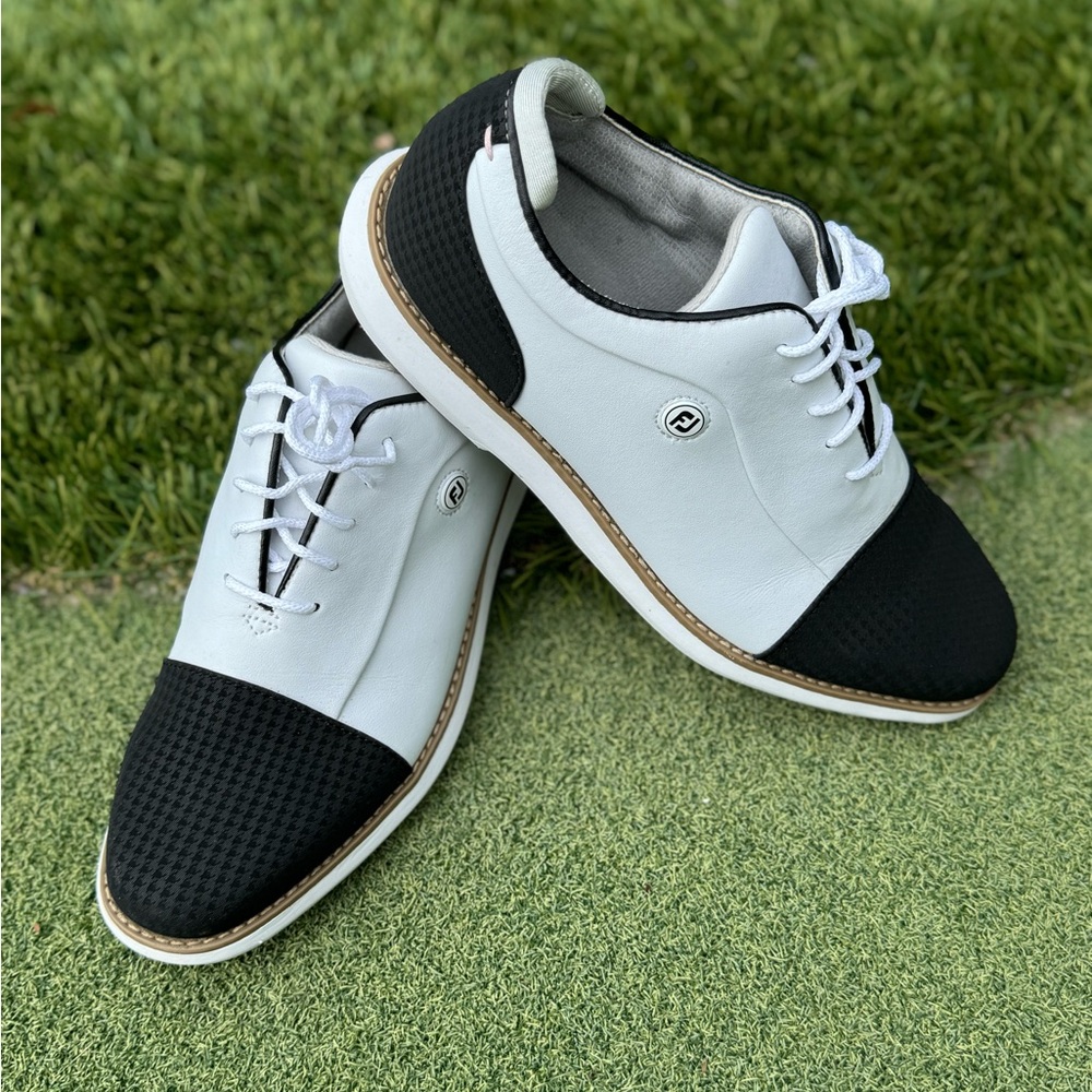 Women’s 7.5 M FootJoy Traditions Cap Toe Golf Shoe